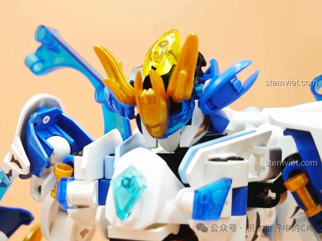 Cận cảnh chi tiết phần đầu và ngực của Mecha Bạch Hổ, với các mảnh ghép màu vàng và xanh trong suốt.