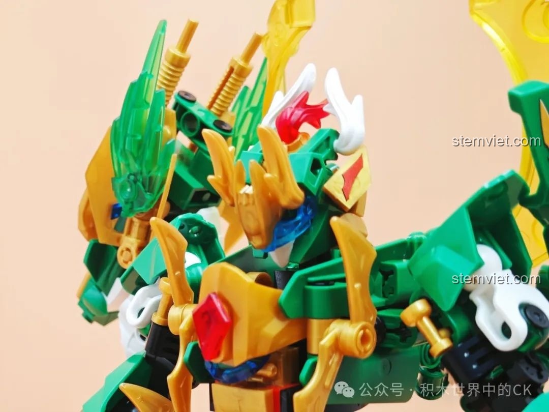 Cận cảnh chi tiết phần đầu và vai của Robot Rồng Xanh F5A0001, với các mảnh ghép màu vàng và xanh trong suốt.