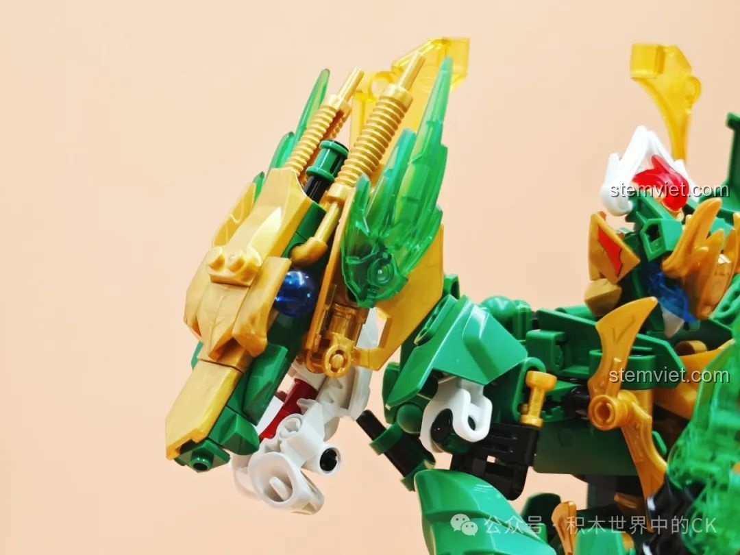 Chi tiết đầu rồng trang trí trên vai của mô hình Thanh Long, một điểm nhấn thiết kế độc đáo của bộ F5-A0001.