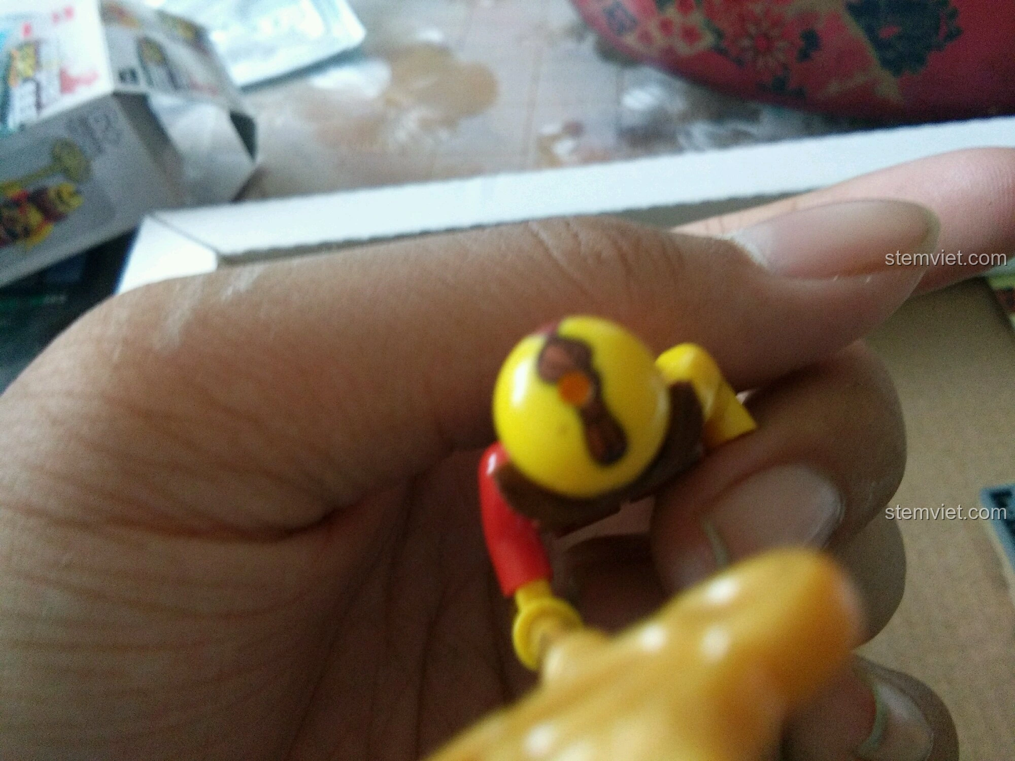 Cận cảnh phần đầu của nhân vật Tây Vực Pháp Vương Enlighten 1504, cho thấy cách lắp ráp độc đáo và một số điểm nhỏ cần cải thiện.