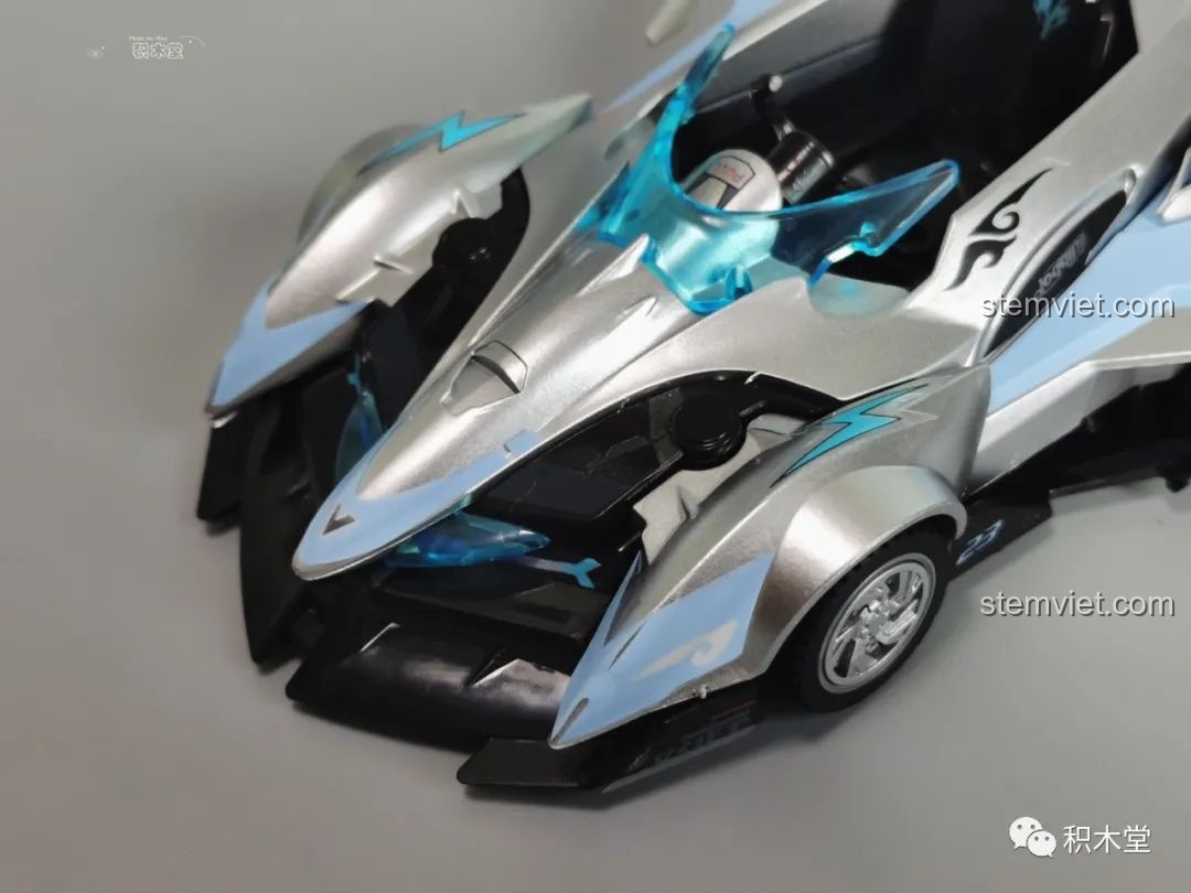 Cận cảnh phần đầu xe Big Q 74015 Enlighten, thiết kế đèn pha to tròn.