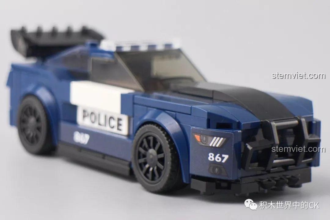 Cận cảnh chi tiết đầu xe của bộ đồ chơi Xe Cảnh Sát Ford Mustang SEMBO, đèn pha và lưới tản nhiệt.
