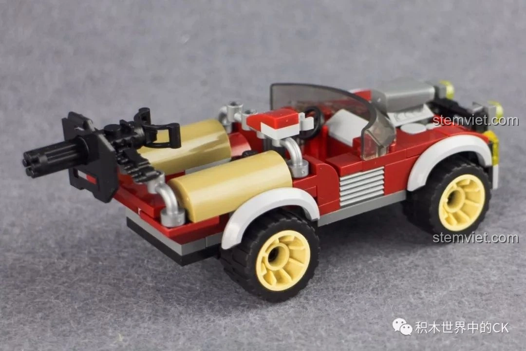 Cận cảnh phần đầu xe Jeep dã chiến từ bộ Qman 3208 Chiến Dịch Thiên Mạc, tập trung vào đèn pha và lưới tản nhiệt.