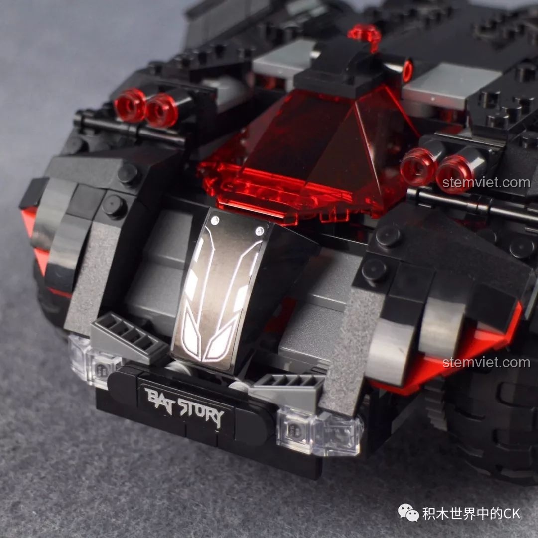 Cận cảnh chi tiết phần đầu xe và kính chắn gió của Batmobile RC 13020. Nhận xét Mould King 13020.