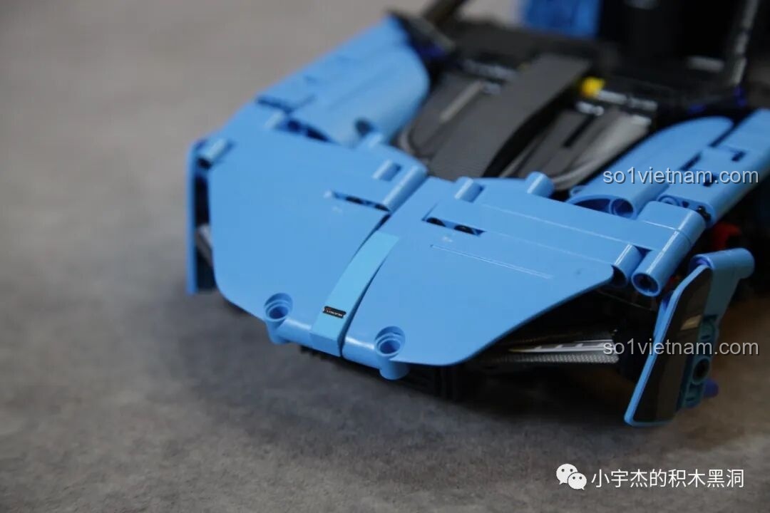 Cận cảnh chi tiết phần đầu xe của mô hình PanlosBrick 673002 McLaren Senna GTR.