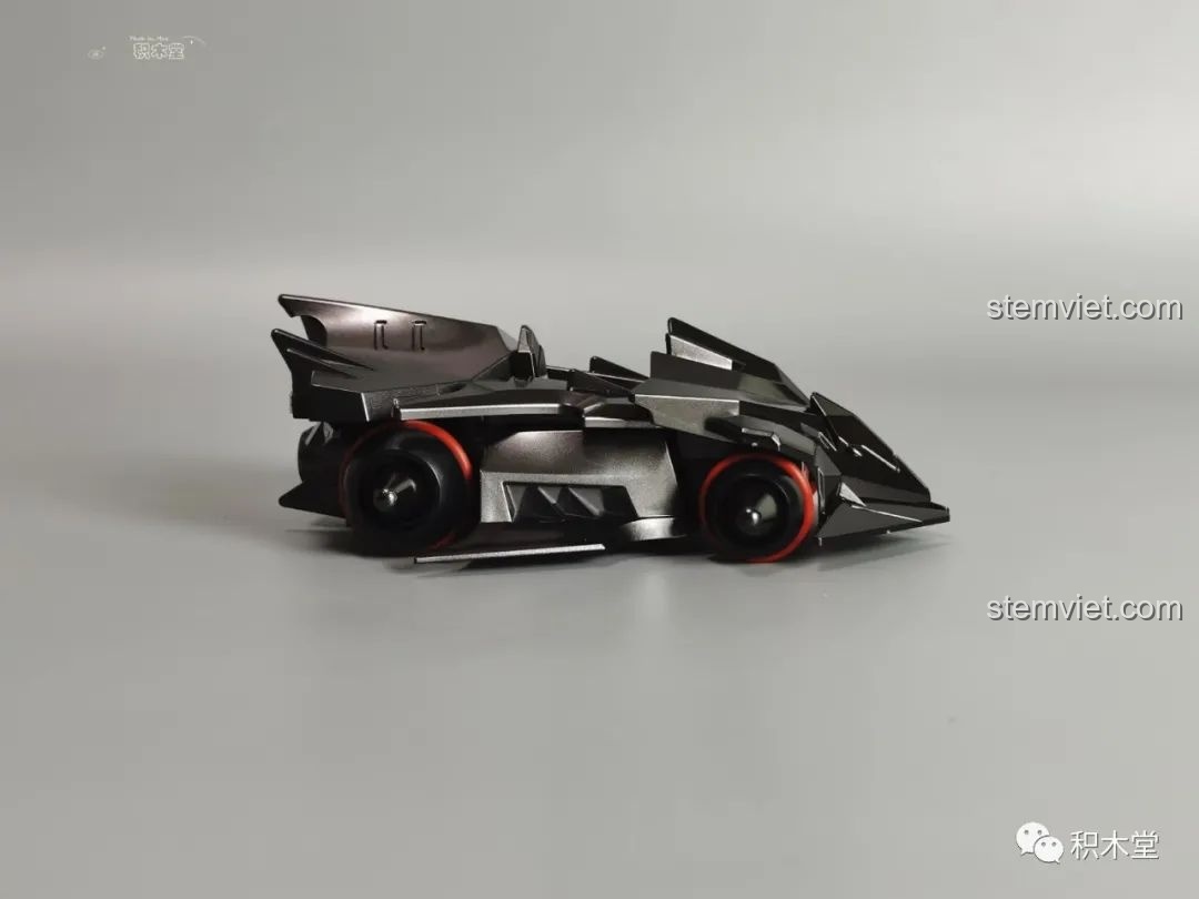 Cận cảnh phần đầu xe White Stallion 74012 Enlighten, thiết kế khí động học.