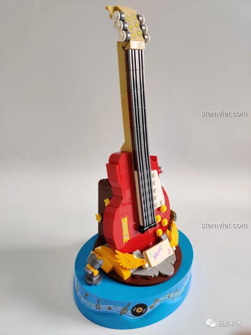 Góc nhìn bên cạnh của mô hình guitar điện WOMA C0365, thể hiện độ dày của thân đàn và các chi tiết trang trí.