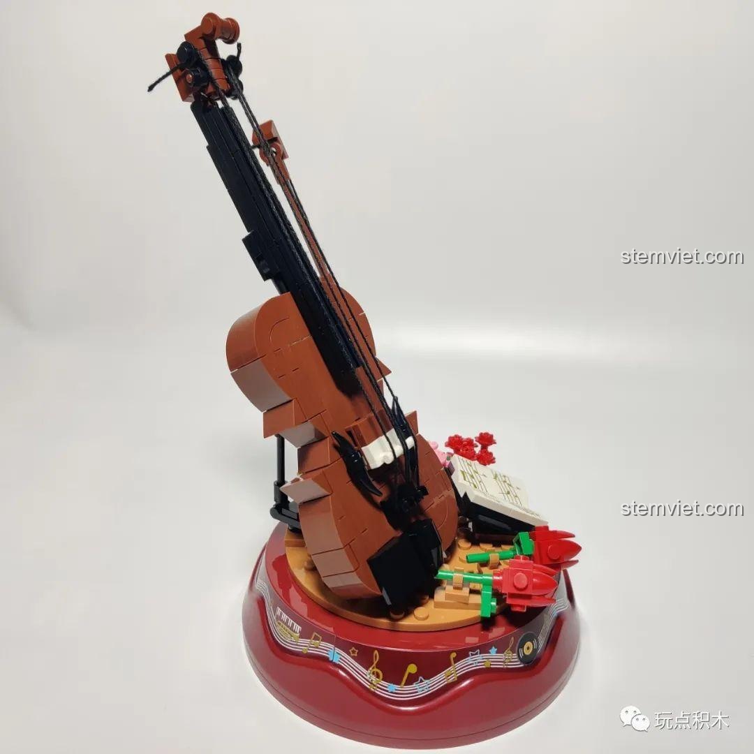 Góc nhìn cận cảnh chi tiết thân đàn và dây đàn của mô hình violin WOMA C0362, thể hiện độ khó khi lắp ráp.
