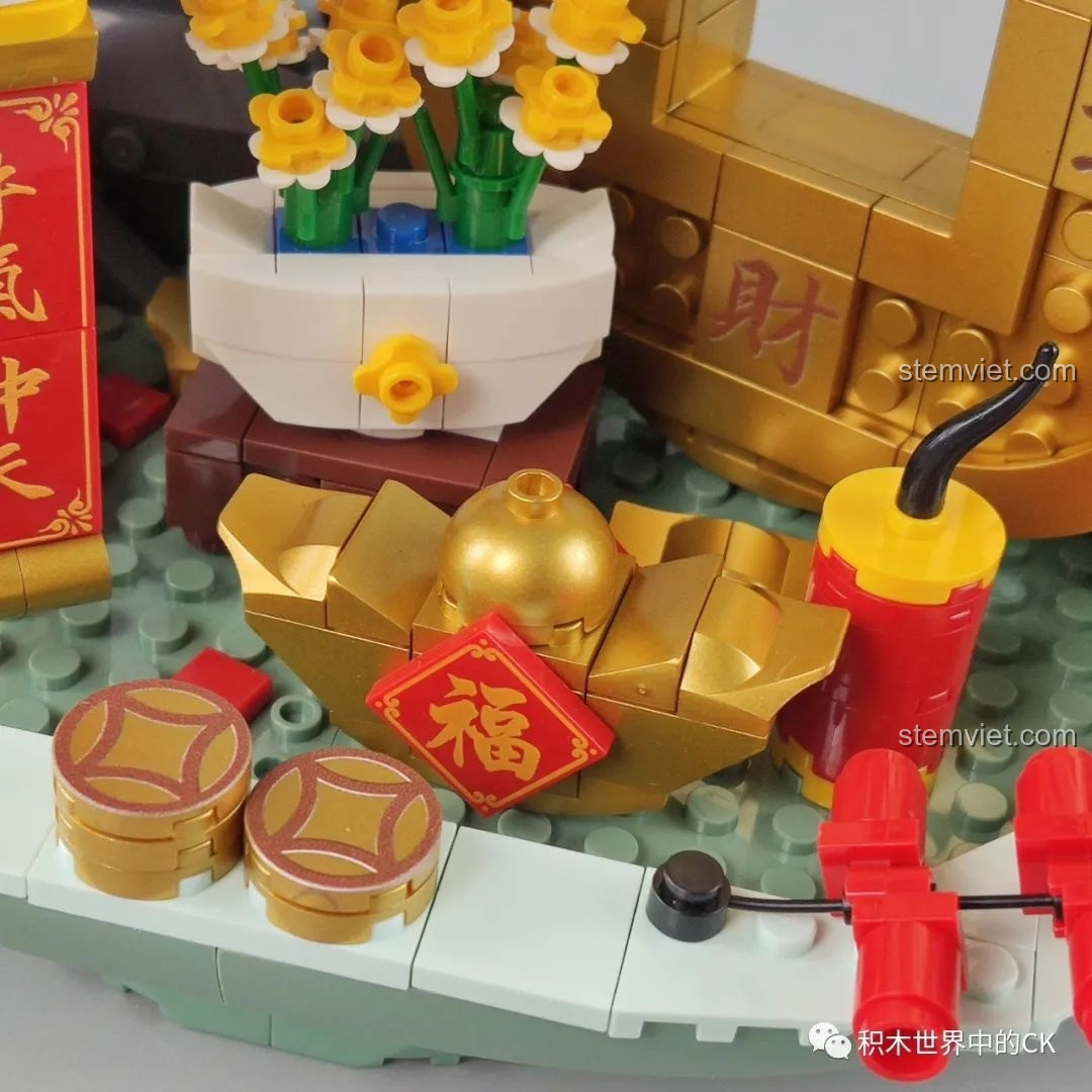 Chi tiết dây pháo nổ màu đỏ trong bộ Bồn Tụ Bảo Phú Quý Pantasy 18003, tạo không khí lễ hội.