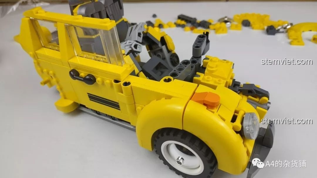 Chi tiết đáy xe của mô hình Panlos Brick 621019 Robot Biến Hình, cho thấy các khớp nối và cơ chế phức tạp để chuyển đổi giữa dạng xe và robot.