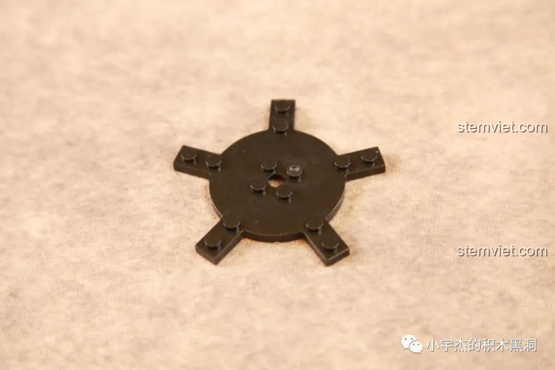 Cận cảnh chi tiết đế cánh quạt mới có 5 chấu trong bộ lắp ráp Mô hình trực thăng vận tải hạng nặng WOMA.