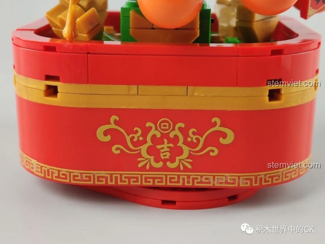 Chi tiết phần đế hộp nhạc của bộ SEMBO 601145 Hộp nhạc Tết, với họa tiết truyền thống. Review SEMBO 601145 Hộp nhạc Tết.