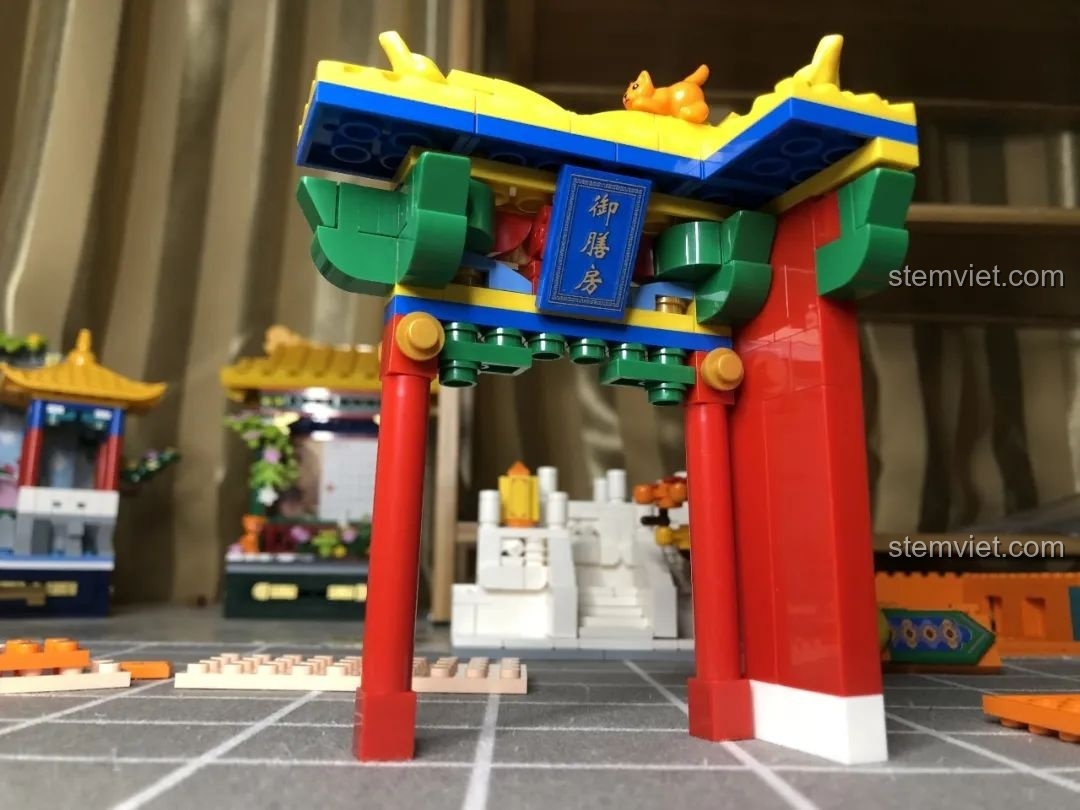 Cận cảnh đế lót ly với họa tiết bàn chân mèo được lắp ráp từ các mảnh ghép của Wekki 506004 Cảnh Thu.