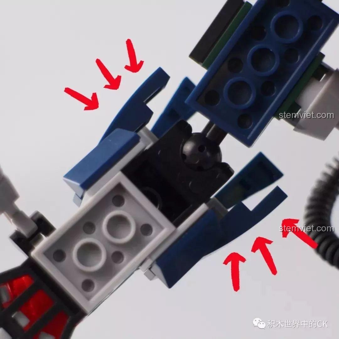 Hai mảnh giáp nhỏ trên cẳng tay của Robot Mecha Cá Sấu rất dễ bị rơi ra trong lúc chơi.