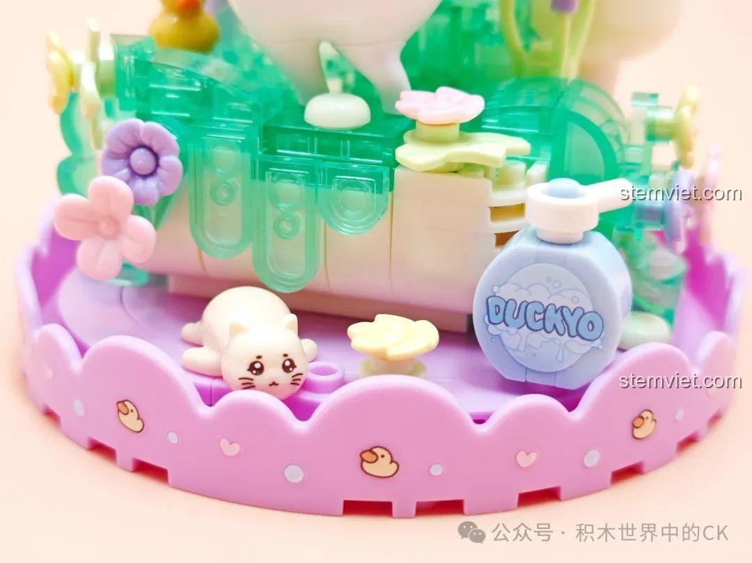 Chi tiết chai sữa tắm mang tên Duckyo và một chú mèo nhỏ trong bộ lắp ráp SEMBO 612023. Cảm nhận về các chi tiết nhỏ.