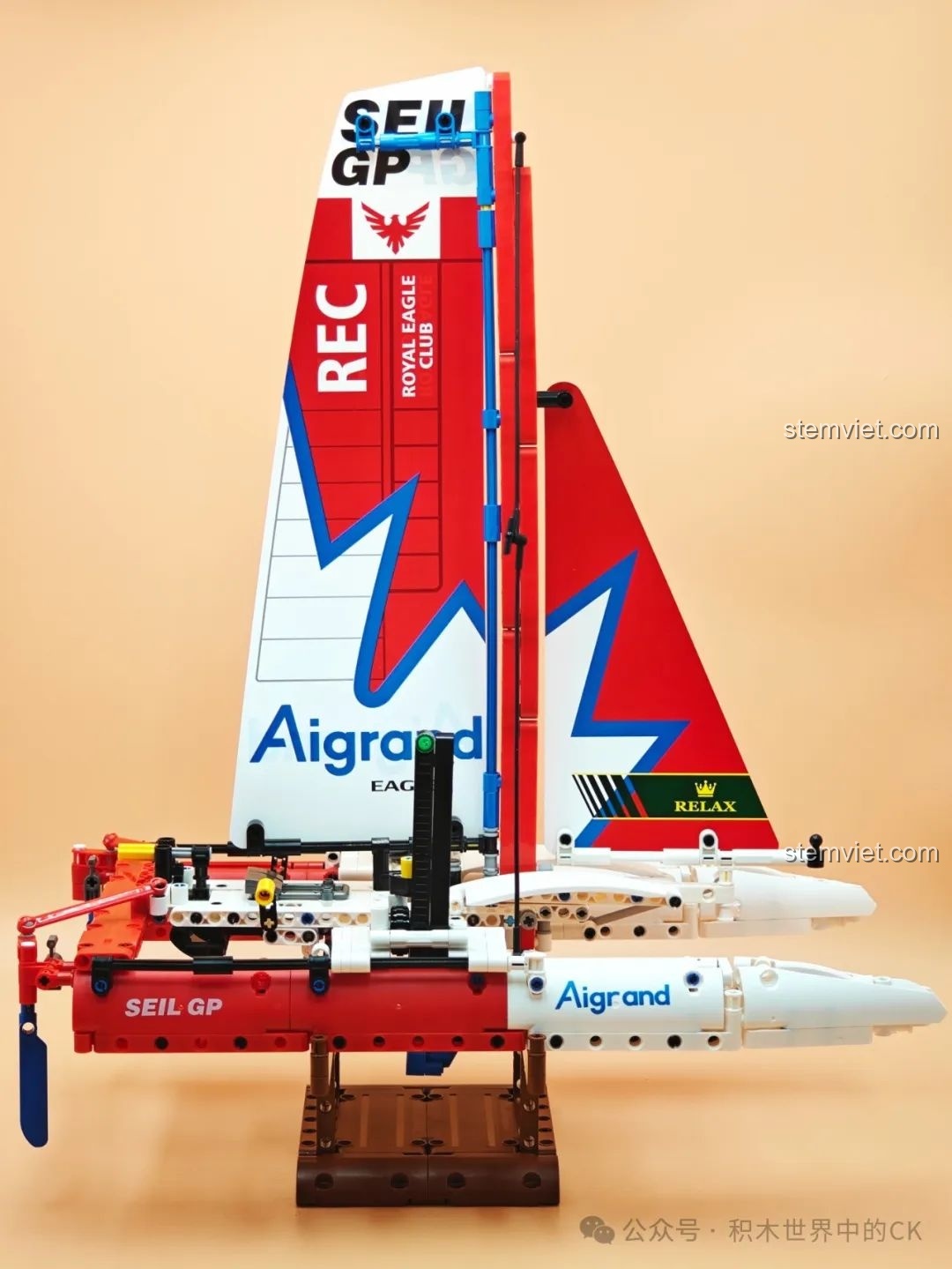 Ảnh chụp cạnh bên của mô hình JIESTAR 58124, cho thấy rõ các sticker và chi tiết trang trí trên thân thuyền.