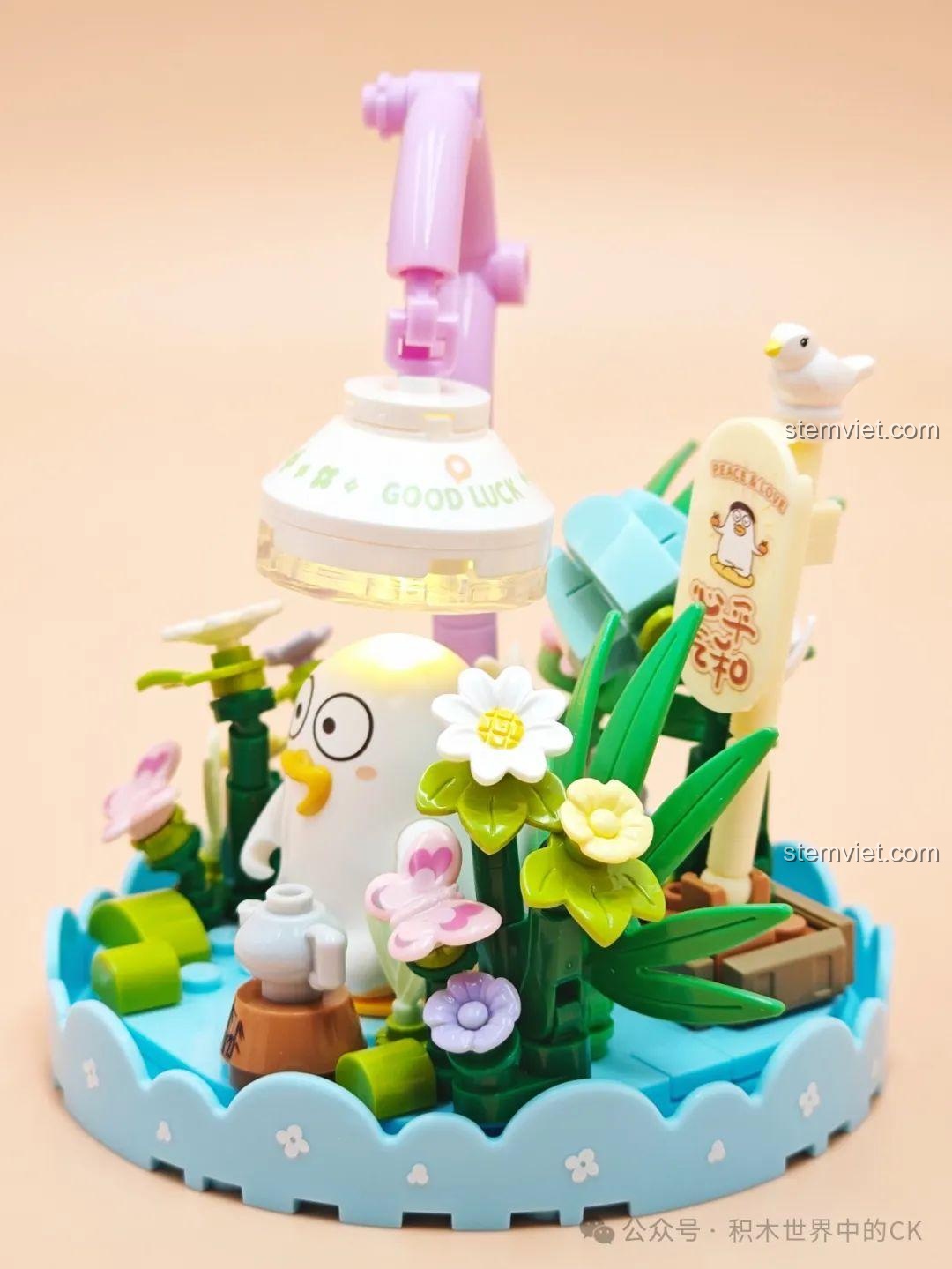 Góc nhìn khác của mô hình SEMBO 612026, tập trung vào chiếc đèn có chữ Good Luck và các chi tiết cây cỏ.