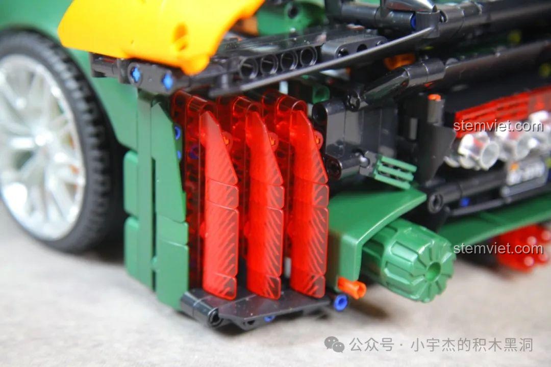 Cận cảnh các chi tiết đỏ trong suốt có in họa tiết trên đèn hậu.