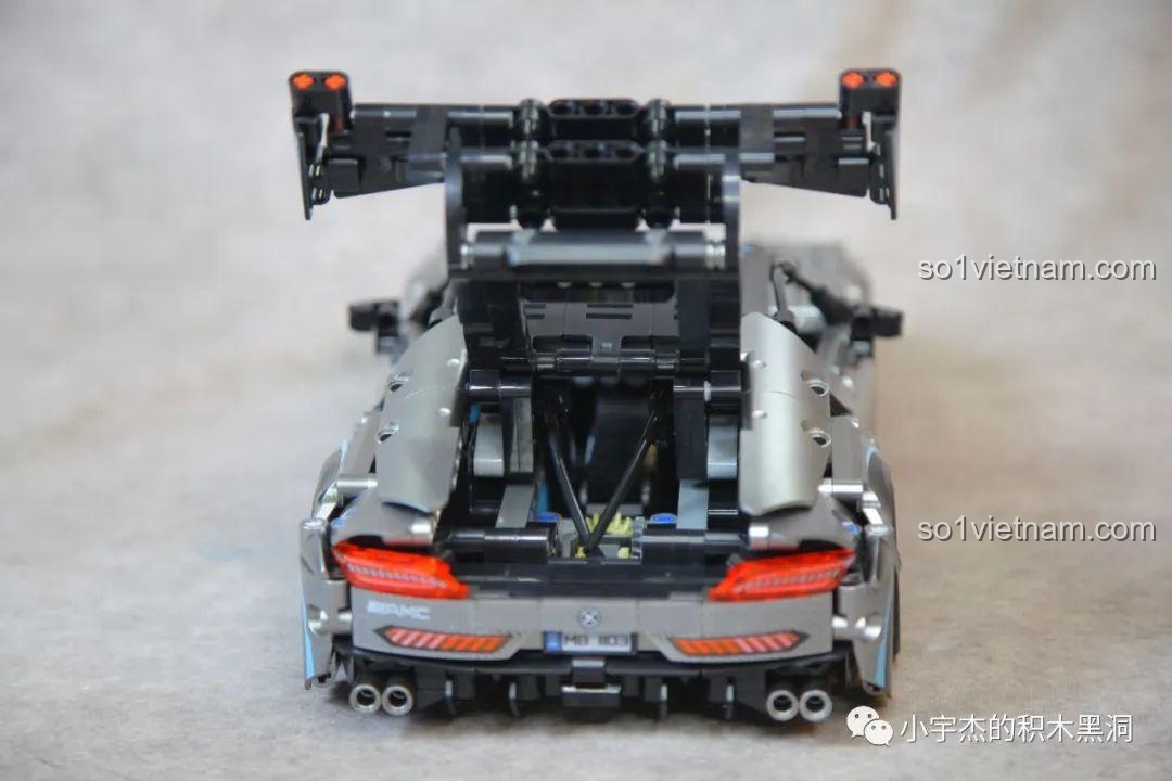 Cận cảnh chi tiết đèn hậu, ống xả và biển số trên phần đuôi của mô hình xe Mercedes AMG Bạc Quỷ MJ Blocks 8620A.