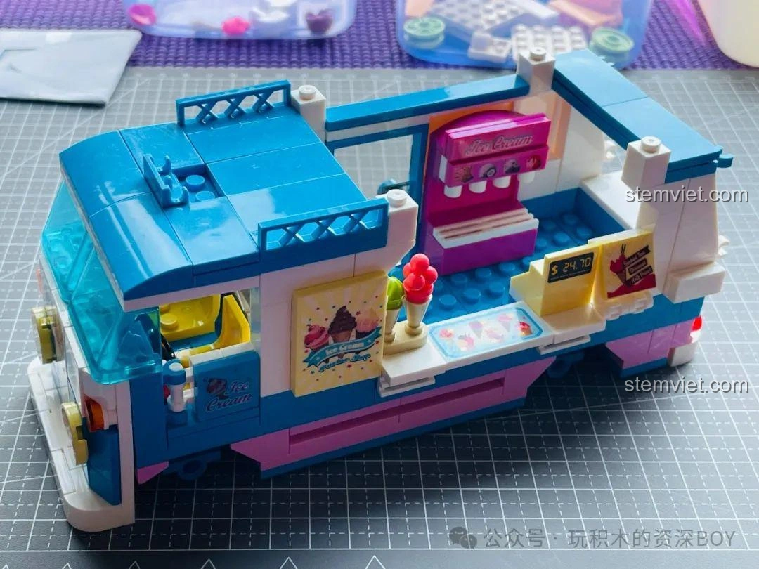 Cận cảnh chi tiết đèn hậu và logo 