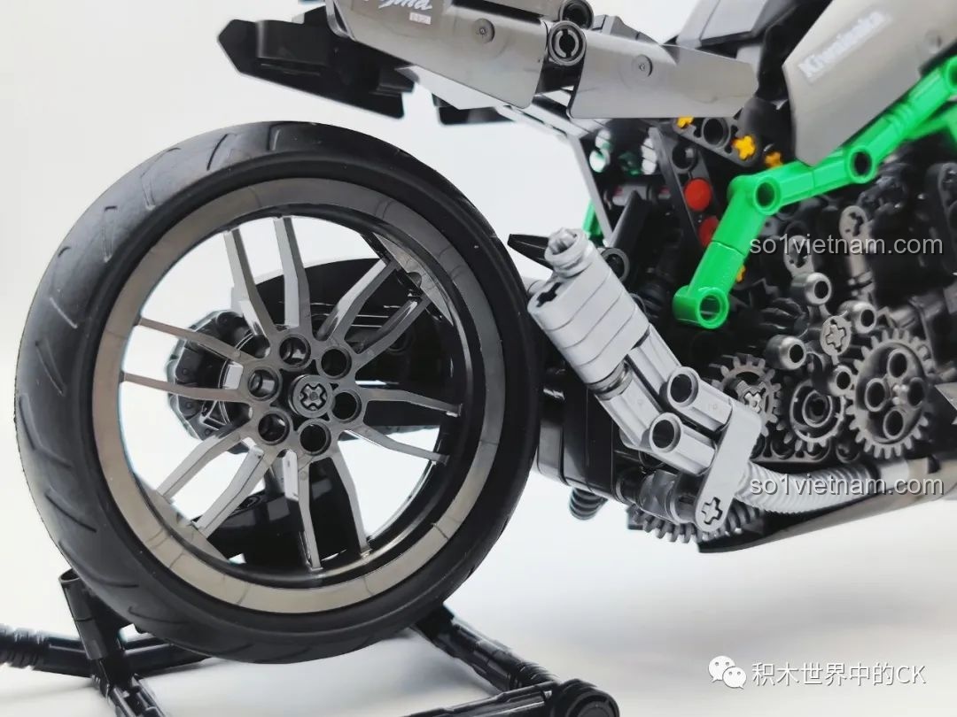 Chi tiết đèn hậu của bộ lắp ráp Siêu mô tô Kawasaki Ninja H2R cho con trai 6+, sử dụng mảnh ghép trong suốt.