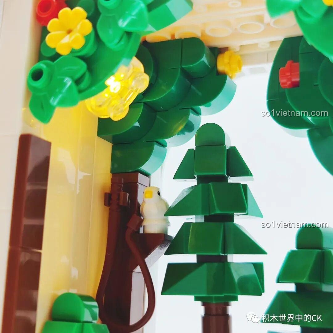 Chi tiết đèn LED phát sáng được giấu trong tán lá cây của bộ sách mô hình Nàng Bạch Tuyết Wekki.