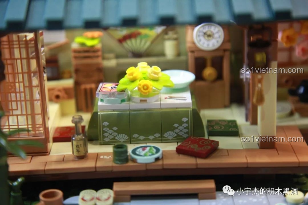 Cận cảnh chi tiết đèn lồng và bụi tre xanh trong mô hình inbrixx 880018 Ngôi Nhà Nhật Bản Kumamon.