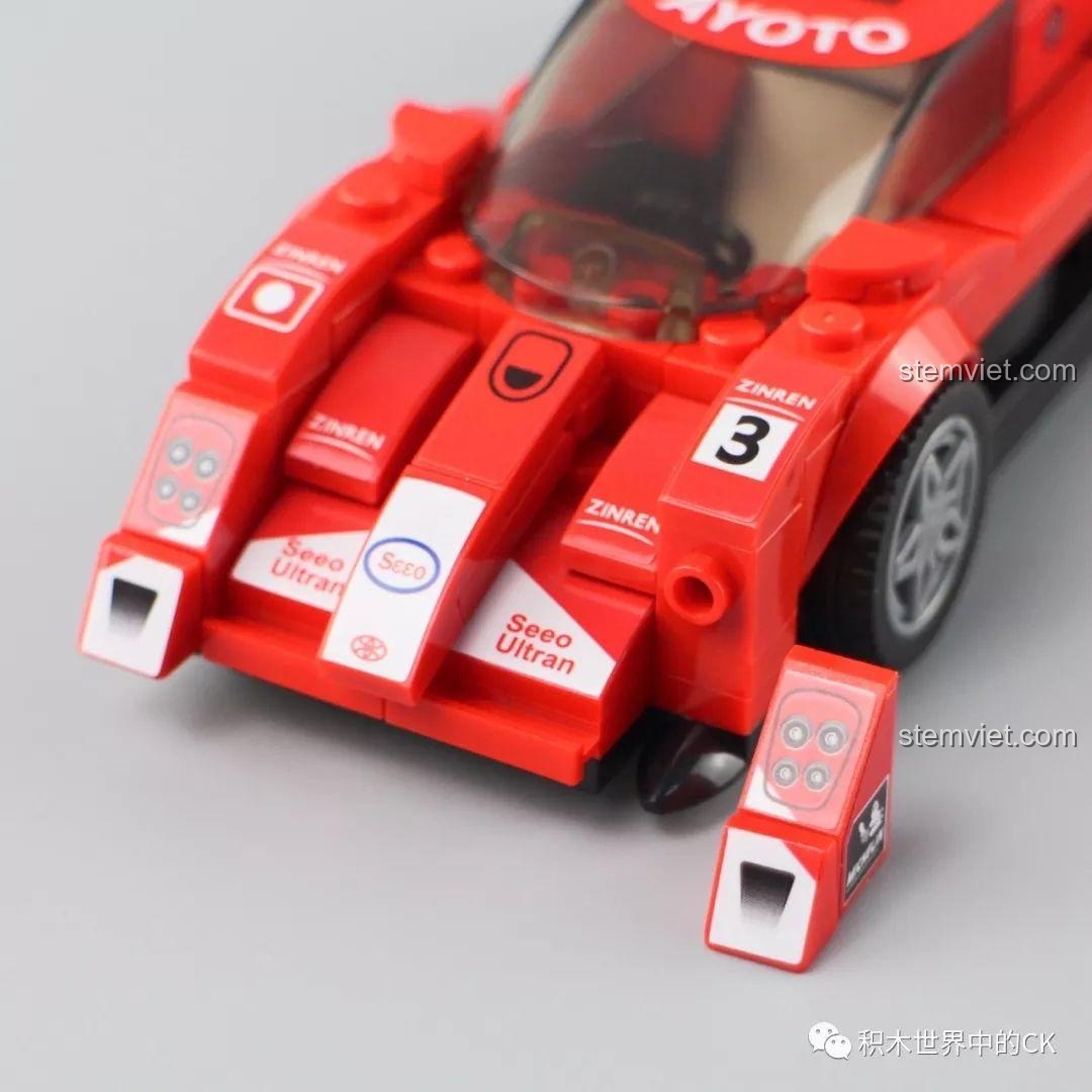 Chi tiết phần đèn pha của Toyota GT-One SEMBO 607032, chỉ được gắn bằng một khớp nối nên hơi lỏng lẻo.