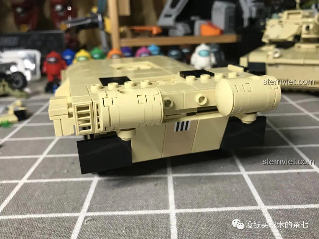 Các chi tiết đèn pha và phụ kiện nhỏ ở phía trước của bộ đồ chơi lắp ráp Xe Tăng Challenger 2 FV 4034 JIAZHI 0105.