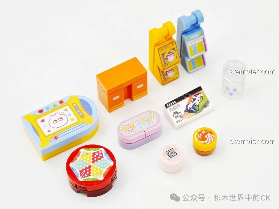 Các chi tiết nhỏ như bàn học, hộp bút, sách vở trong bộ Wekki 516954 Mô hình khu phố thập niên 80-90.