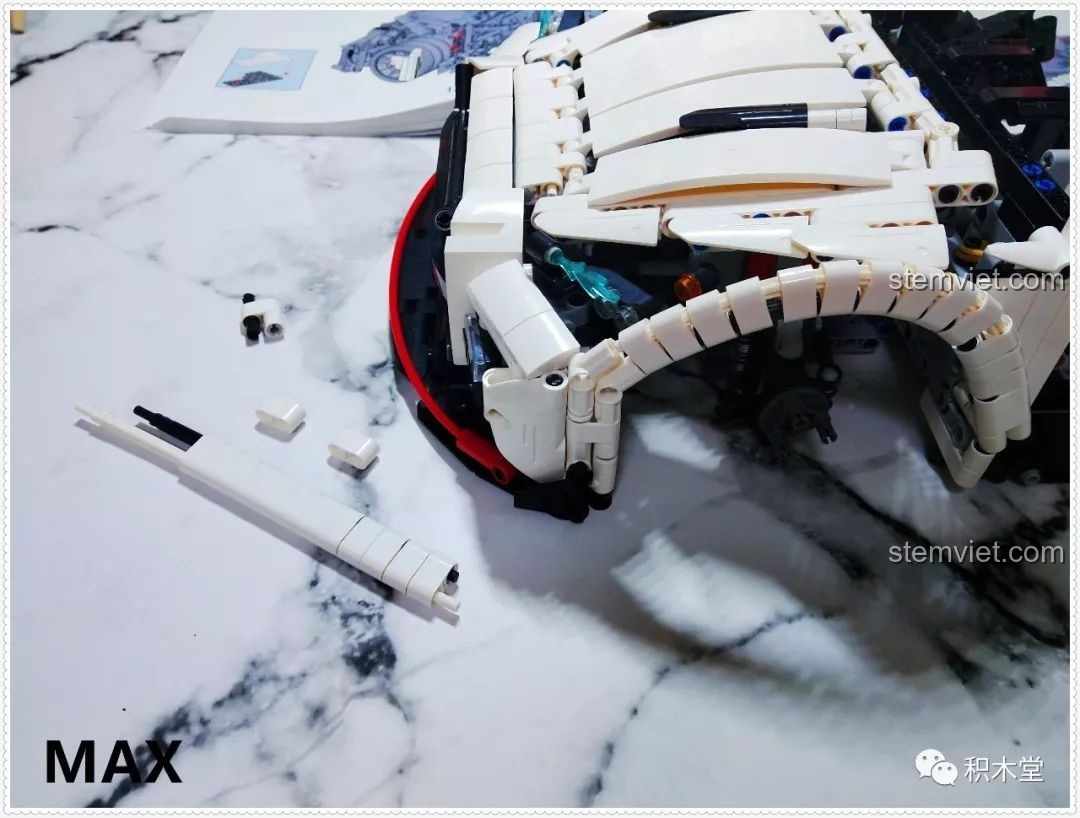 Các chi tiết góc cạnh màu đỏ được sử dụng trong bộ lắp ráp Qizhile 23010 Nissan GT-R, tạo điểm nhấn thể thao.