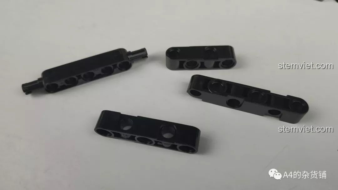 Một số chi tiết và khớp nối độc quyền do CaDA tự thiết kế cho các bộ lắp ráp Technic của họ.