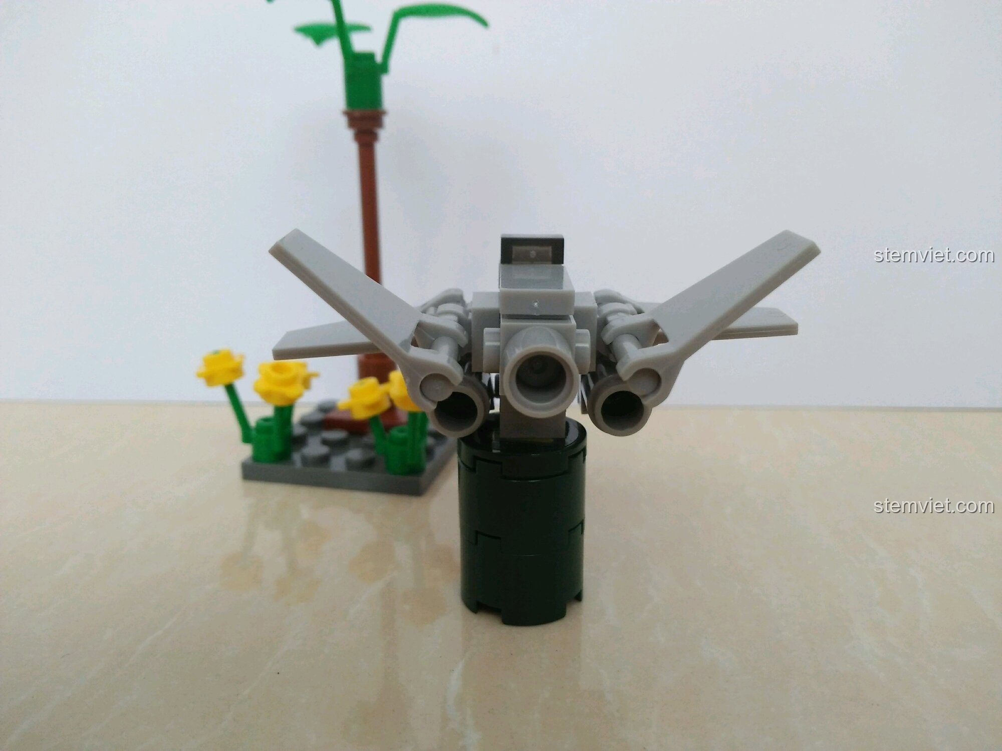 Chi tiết động cơ phản lực kép của máy bay chiến đấu trong bộ SEMBO 11517, một điểm nhấn thiết kế ấn tượng.