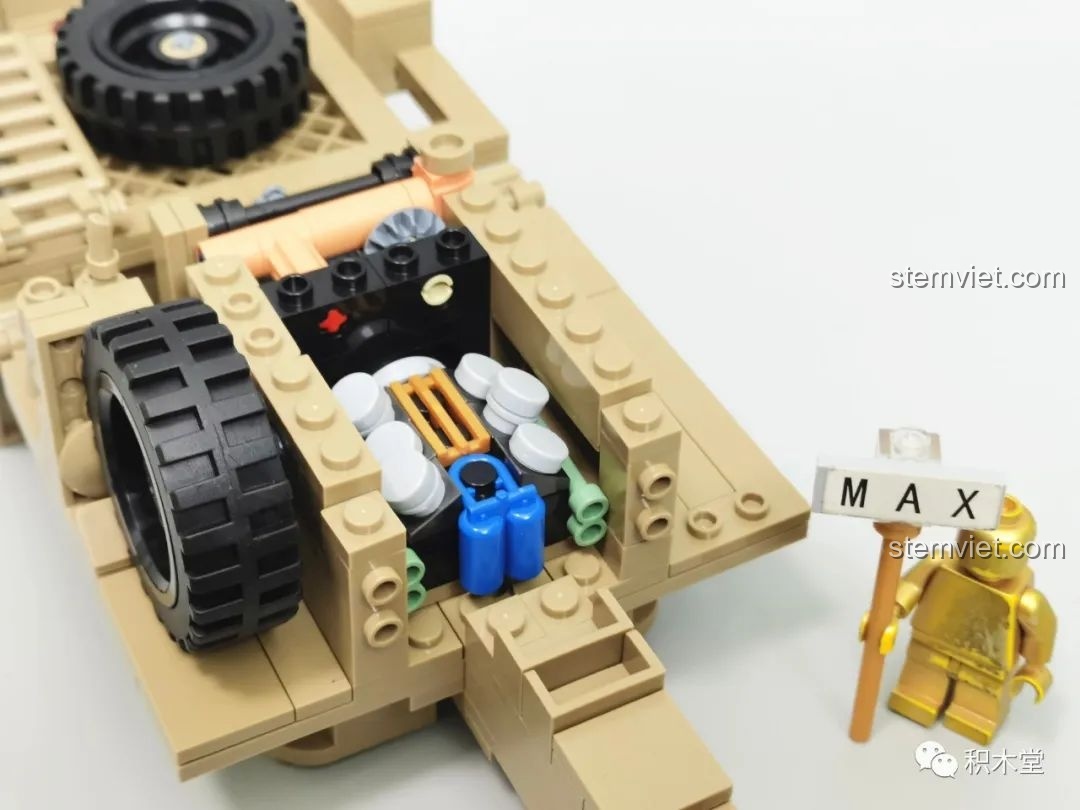 Chi tiết động cơ mô phỏng và các bộ phận khác trên khung gầm của bộ lắp ráp Xe kéo tên lửa Patriot 628014.