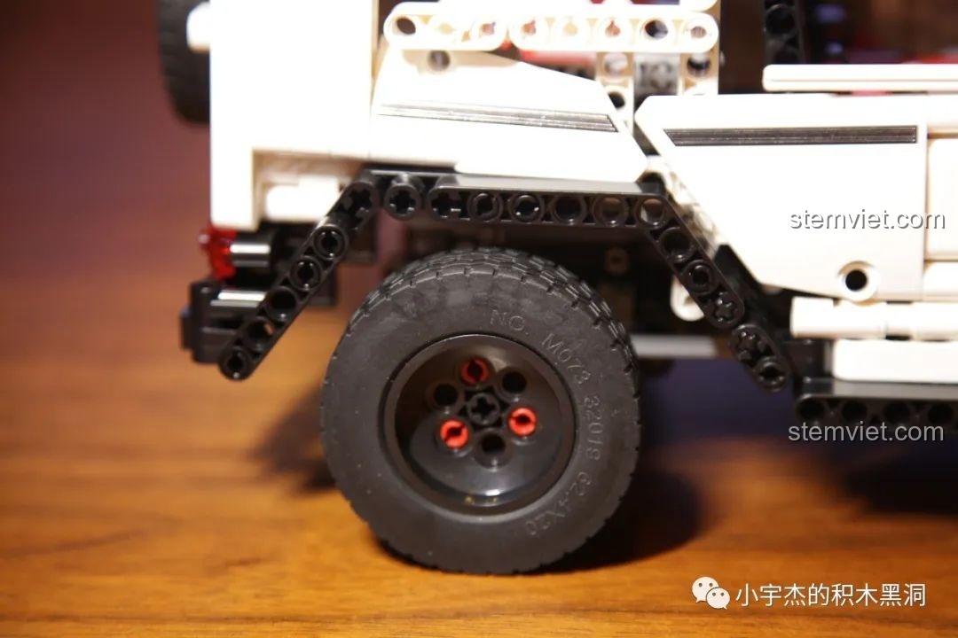 Cận cảnh chi tiết khối động cơ V8 của xe Mould King 13069, một điểm nhấn kỹ thuật của bộ lắp ráp.