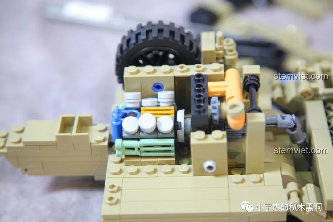 Cận cảnh chi tiết khối động cơ bên trong của mô hình Xe Tải Tên Lửa M983, một điểm nhấn trong trải nghiệm lắp ráp.