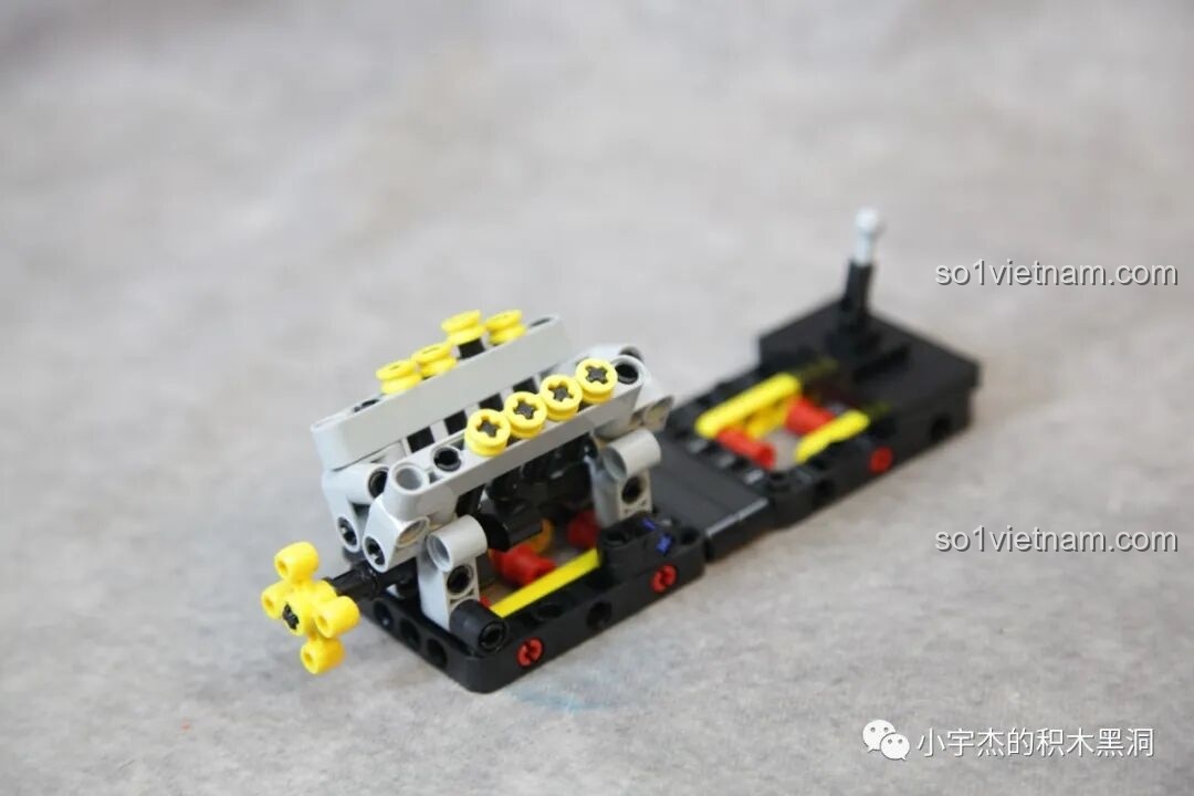 Cận cảnh chi tiết động cơ của mô hình PanlosBrick 673002 McLaren Senna GTR.