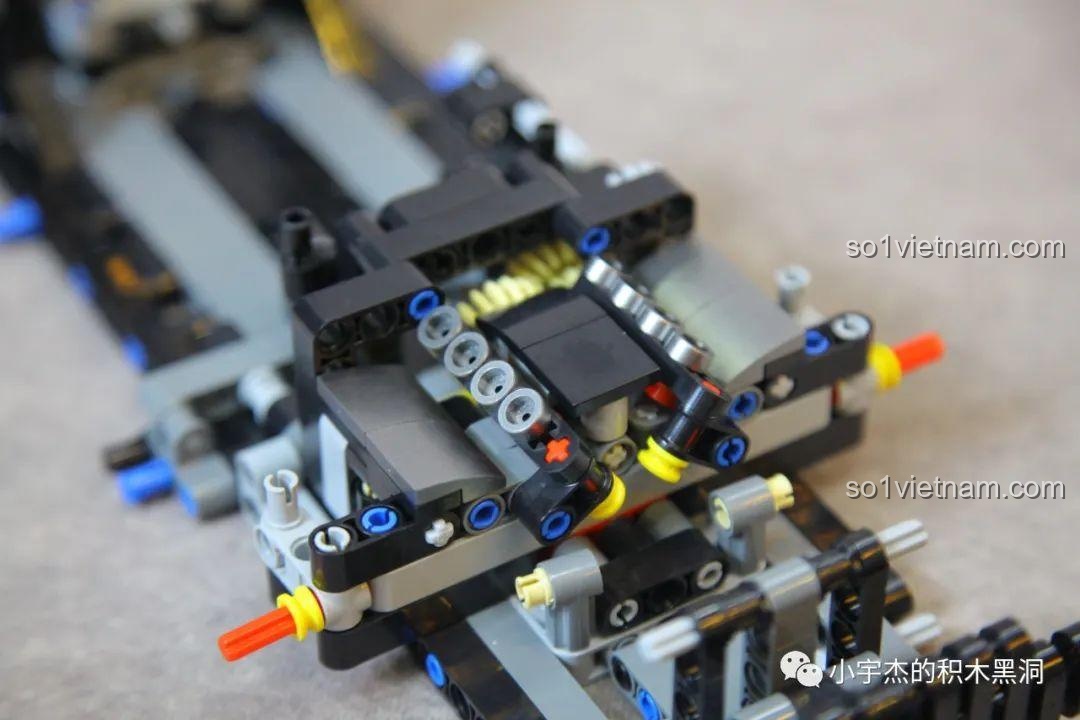 Cận cảnh chi tiết động cơ với các piston có thể chuyển động của bộ lắp ráp xe Mercedes AMG Bạc Quỷ MJ Blocks 8620A.