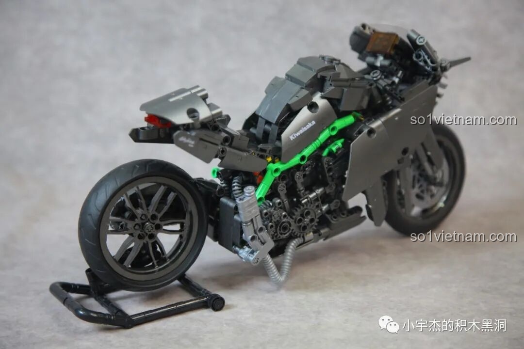 Cận cảnh chi tiết khối động cơ Technic của mô hình ZHEGAO QJ5183, với các bánh răng và chi tiết máy móc tinh xảo.