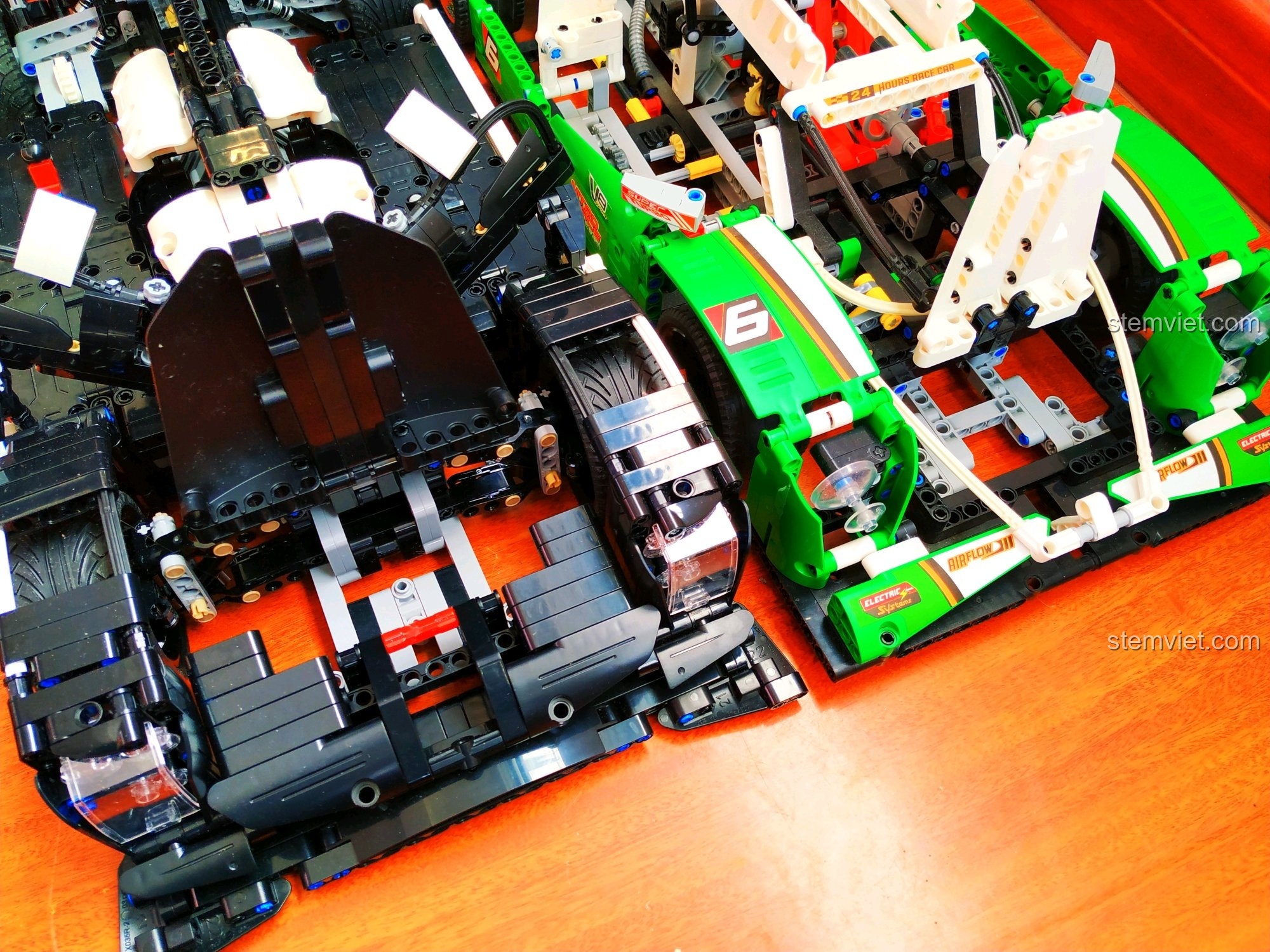 Cận cảnh phần thân và động cơ của hai mẫu xe đua Porsche 919 Hybrid, cho thấy sự khác biệt nhỏ ở chi tiết.