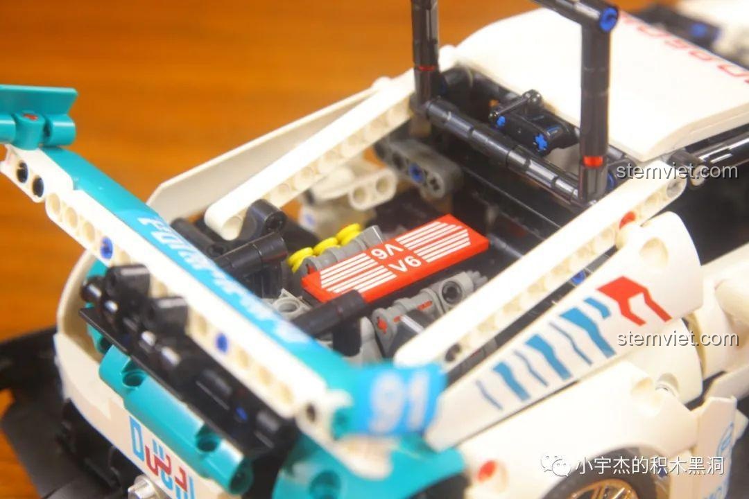 Cận cảnh chi tiết khối động cơ V6 bên trong mô hình KBOX 10214 Porsche 911 GT3 RS.