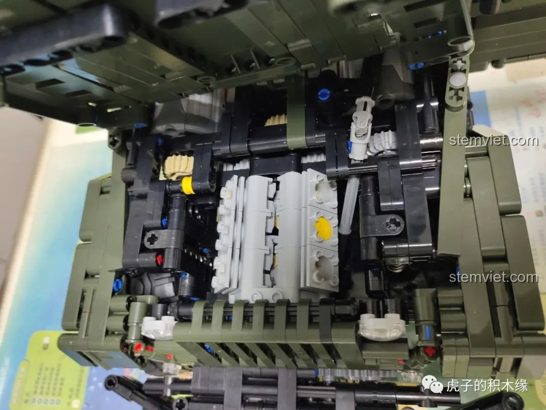 Chi tiết khối động cơ V6 giả lập của xe Mould King 13124D, piston có thể chuyển động.