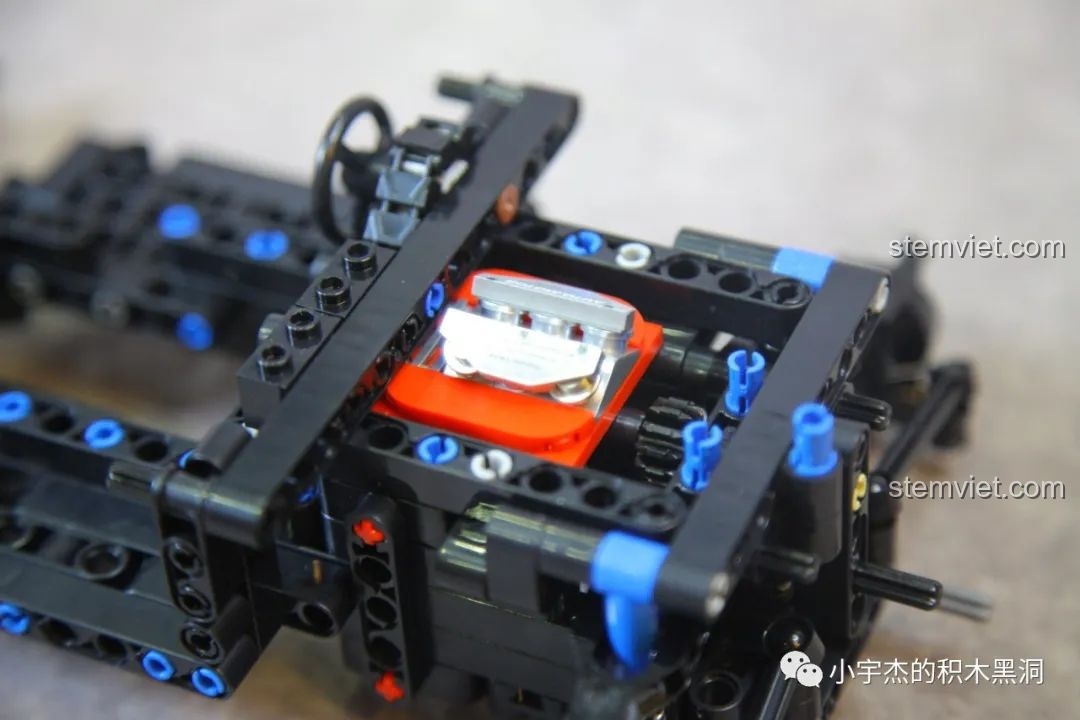 Cận cảnh chi tiết động cơ V8 mô phỏng của bộ lắp ráp SEMBO 715006 Quái vật địa hình.