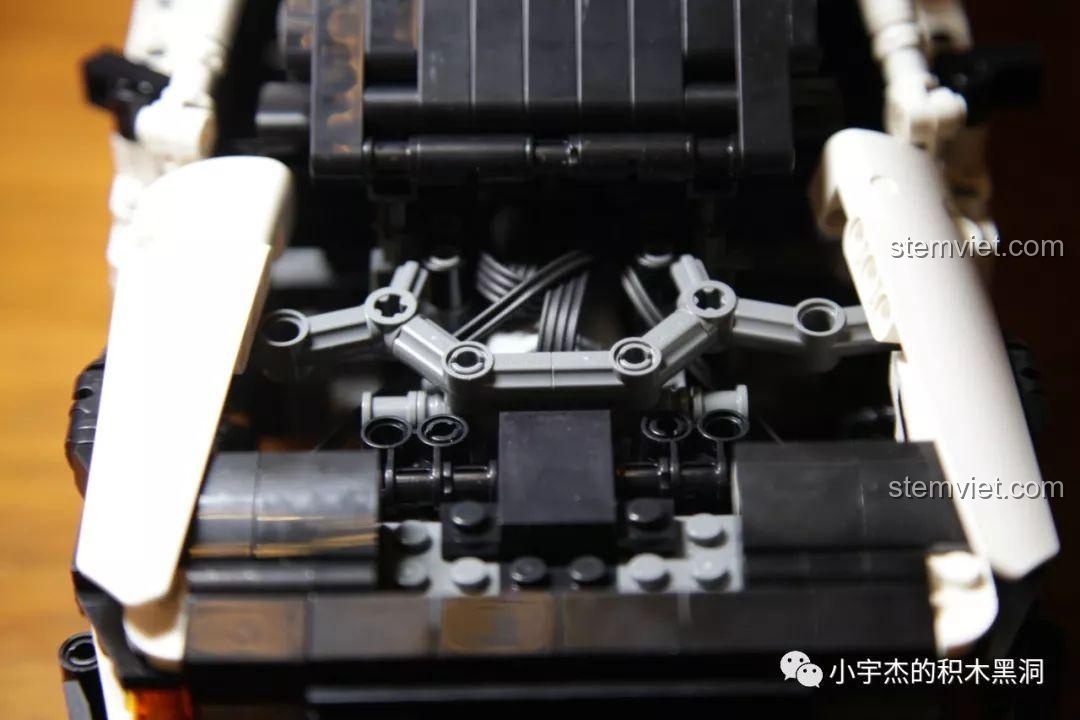 Cận cảnh chi tiết dây điện và cấu trúc dưới nắp capo của mô hình Toyota AE86.