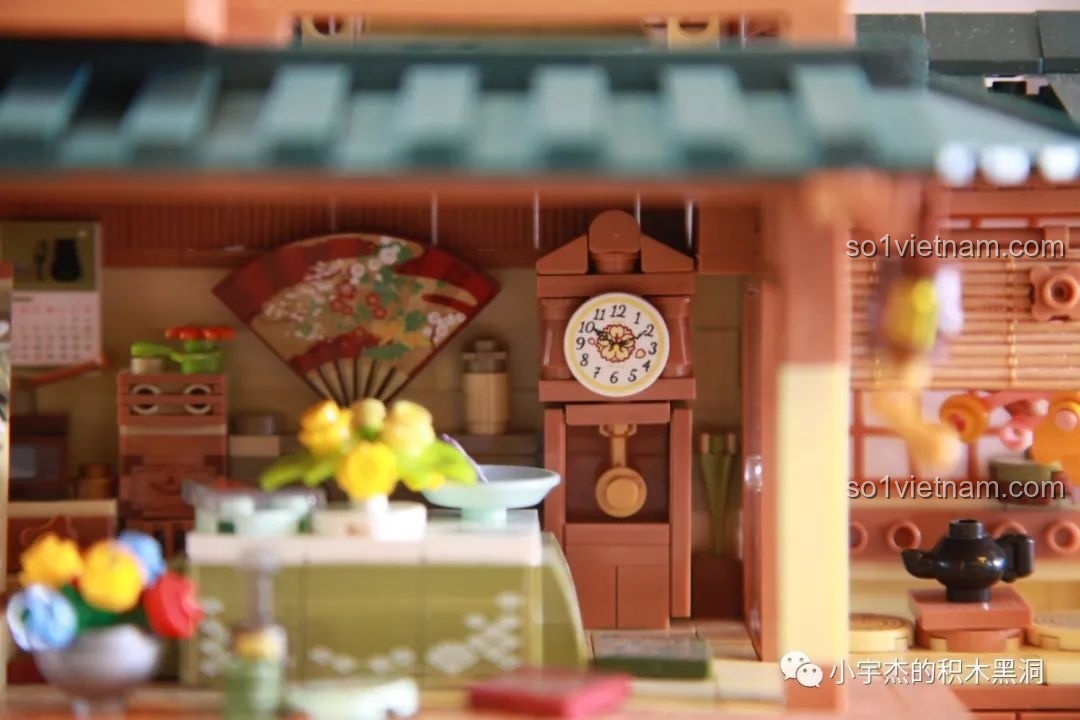 Cận cảnh đồng hồ cổ trong mô hình inbrixx 880018 Ngôi Nhà Nhật Bản Kumamon, một chi tiết trang trí tinh tế.