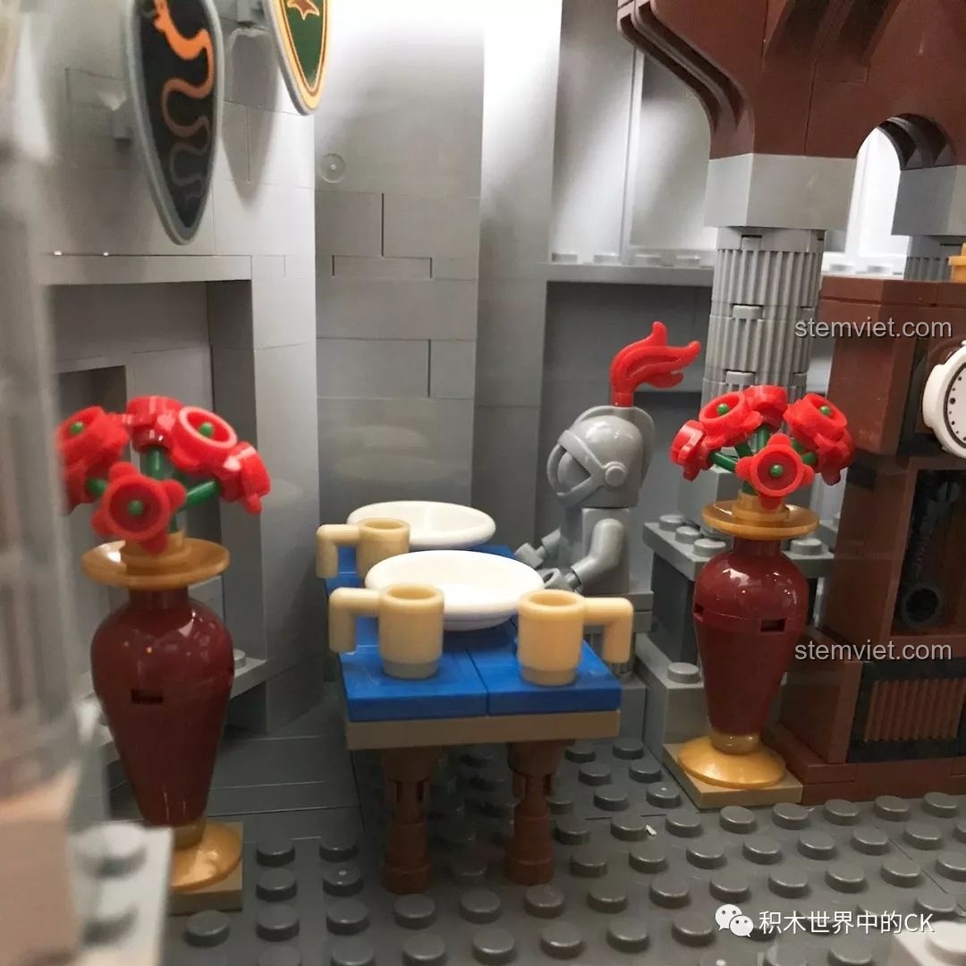 Chi tiết đồng hồ quả lắc và bộ giáp hiệp sĩ trong bộ đồ chơi xây dựng Lâu đài công chúa Mould King.