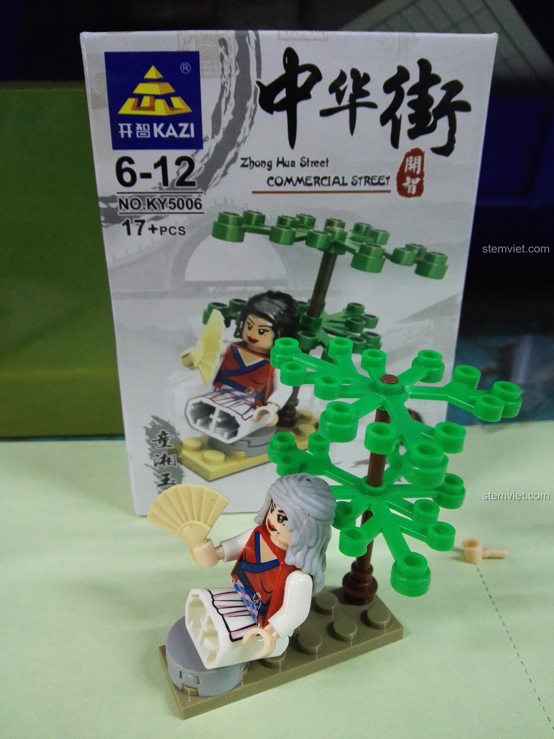 Cận cảnh minifigure Đồng Tương Ngọc với tóc trắng và lỗi in mặt trong bộ KAZI KY5006.