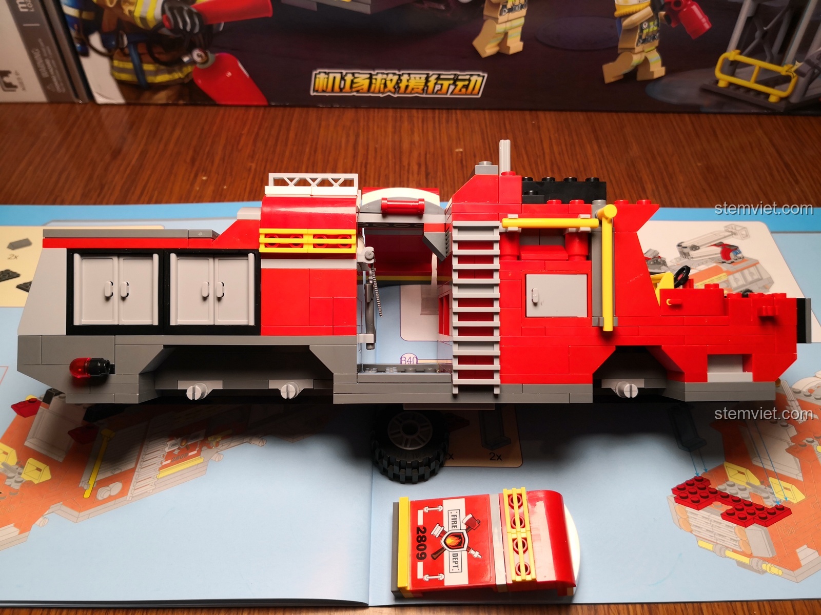 Chi tiết lối đi và các dụng cụ cứu hỏa được trang bị bên trong xe QMAN 2809.