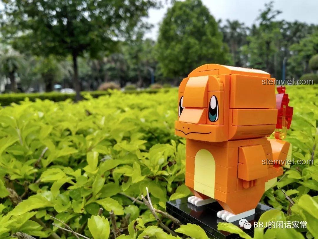 Phần đuôi của mô hình Charmander với ngọn lửa được làm từ mảnh ghép nhựa trong suốt màu đỏ và vàng.