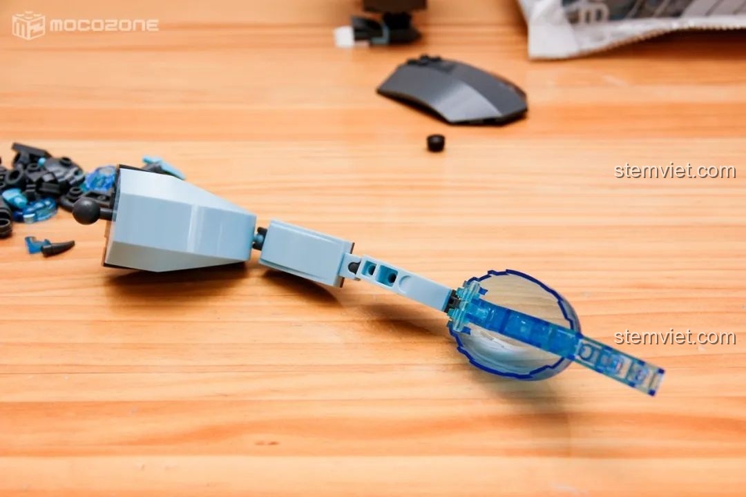 Chi tiết phần đuôi lửa của Siêu Charizard X, sử dụng các mảnh ghép trong suốt màu xanh lam độc đáo.